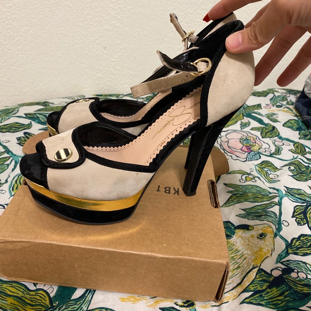 Jessica Simpson pumps